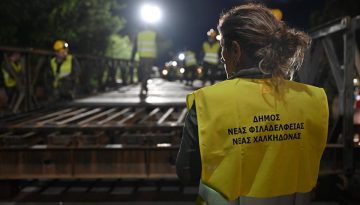 Νέα Φιλαδέλφεια: Εντυπωσιακές εικόνες από την τοποθέτηση πεζογέφυρας από το ΓΕΕΘΑ