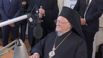 Το μήνυμα του Οικουμενικού Πατριάρχη Βαρθολομαίου από το στούντιο της Φωνής της Ελλάδας