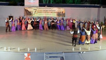 70 &chi;&rho;ό&nu;&iota;&alpha; &iota;&sigma;&tau;&omicron;&rho;ί&alpha;&sigmaf; &kappa;&alpha;&iota; &mu;&nu;ή&mu;&eta;&sigmaf; &sigma;&tau;&omicron; &Alpha;&iota;&gamma;ά&lambda;&epsilon;&omega; &ndash; &Mu;&iota;&alpha; &alpha;&nu;&epsilon;&pi;&alpha;&nu;ά&lambda;&eta;&pi;&tau;&eta; &pi;&omicron;&nu;&tau;&iota;&alpha;&kappa;ή &beta;&rho;&alpha;&delta;&iota;ά &sigma;&tau;&omicron; &theta;έ&alpha;&tau;&rho;&omicron; &laquo;&Alpha;&lambda;έ&xi;&eta;&sigmaf; &Mu;&iota;&nu;&omega;&tau;ή&sigmaf;&raquo;