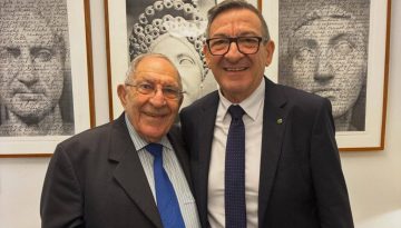&Omicron; Steve Georganas &upsilon;&pi;&omicron;&delta;έ&chi;&theta;&eta;&kappa;&epsilon; &sigma;&tau;&omicron; &Kappa;&omicron;&iota;&nu;&omicron;&beta;&omicron;ύ&lambda;&iota;&omicron; &tau;&omicron;&nu; &omicron;&mu;&omicron;&gamma;&epsilon;&nu;ή, &gamma;&eta;&rho;&alpha;&iota;ό&tau;&epsilon;&rho;&omicron; &epsilon;&nu; &epsilon;&nu;&epsilon;&rho;&gamma;&epsilon;ί&alpha; &delta;&eta;&mu;&omicron;&tau;&iota;&kappa;ό &sigma;ύ&mu;&beta;&omicron;&upsilon;&lambda;&omicron; &tau;&omicron;&upsilon; &Nu;&omicron;&tau;ί&omicron;&upsilon; &Eta;&mu;&iota;&sigma;&phi;&alpha;&iota;&rho;ί&omicron;&upsilon;