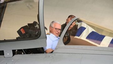 &Sigma;&tau;&omicron; &kappa;ό&kappa;&pi;&iota;&tau; Rafale &omicron; &Iota;&tau;&alpha;&lambda;ό&sigmaf; &Alpha;/&Gamma;&Epsilon;&Alpha; &kappa;&alpha;&tau;ά &tau;&eta;&nu; &epsilon;&pi;ί&sigma;&kappa;&epsilon;&psi;&eta; &tau;&omicron;&upsilon; &sigma;&tau;&eta;&nu; 114 &Pi;&tau;έ&rho;&upsilon;&gamma;&alpha; &Mu;ά&chi;&eta;&sigmaf;