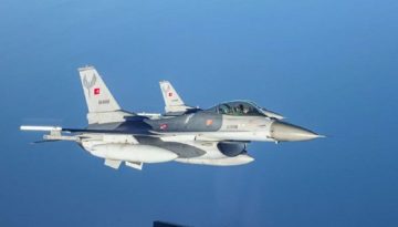 &Omicron;&pi;&lambda;&iota;&sigma;&mu;έ&nu;&alpha; &tau;&omicron;&upsilon;&rho;&kappa;&iota;&kappa;ά F-16 &pi;&alpha;&rho;&alpha;&beta;ί&alpha;&sigma;&alpha;&nu; &tau;&omicron;&nu; &epsilon;&nu;&alpha;έ&rho;&iota;&omicron; &chi;ώ&rho;&omicron; &sigma;&tau;&omicron; &Alpha;&iota;&gamma;&alpha;ί&omicron; &ndash; &Epsilon;&mu;&pi;&lambda;&omicron;&kappa;έ&sigmaf; &mu;&epsilon; &epsilon;&lambda;&lambda;&eta;&nu;&iota;&kappa;ά &mu;&alpha;&chi;&eta;&tau;&iota;&kappa;ά