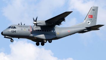 &Tau;&omicron;&upsilon;&rho;&kappa;&iota;&kappa;ό CN-235 &pi;&rho;&omicron;&chi;ώ&rho;&eta;&sigma;&epsilon; &sigma;&epsilon; &delta;ύ&omicron; &pi;&alpha;&rho;&alpha;&beta;ά&sigma;&epsilon;&iota;&sigmaf; &sigma;&tau;&omicron; &Nu;&omicron;&tau;&iota;&omicron;&alpha;&nu;&alpha;&tau;&omicron;&lambda;&iota;&kappa;ό &Alpha;&iota;&gamma;&alpha;ί&omicron; &ndash; veteranos |&Epsilon;&theta;&nu;&iota;&kappa;ά &Theta;έ&mu;&alpha;&tau;&alpha;