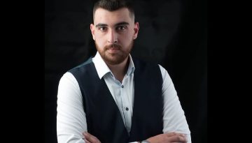 &laquo;&Epsilon;&gamma;ά&pi;&alpha;&nu;&alpha; &tau;&alpha; έ&mu;&omicron;&rho;&phi;&alpha;&raquo;: &Omicron; &Alpha;&lambda;έ&xi;&alpha;&nu;&delta;&rho;&omicron;&sigmaf; &Alpha;&kappa;&rho;&iota;&tau;ί&delta;&eta;&sigmaf; &sigma;&tau;&alpha; ί&chi;&nu;&eta; &tau;&omicron;&upsilon; &pi;&alpha;&tau;έ&rho;&alpha; &tau;&omicron;&upsilon;
