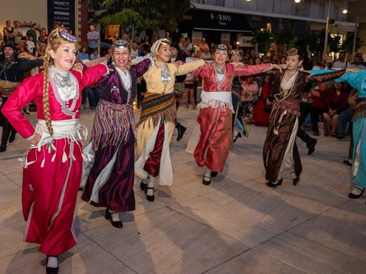 Λέσχη Ποντίων Ν. Καβάλας: Με λύρες και νταούλια ξεσήκωσαν την πλατεία Καπνεργάτη στην έναρξη των 113ων Ελευθερίων