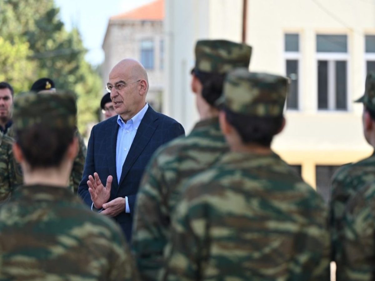 Ο Δένδιας επισκέφτηκε τις πρώτες γυναίκες εθελόντριες του Στρατού Ξηράς – Το «ευχαριστώ» και οι ευχές για καλή θητεία