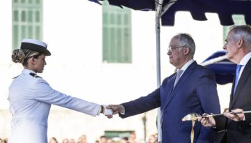 &Tau;&epsilon;&lambda;&epsilon;&tau;ή &omicron;&rho;&kappa;&omega;&mu;&omicron;&sigma;ί&alpha;&sigmaf; &Sigma;&eta;&mu;&alpha;&iota;&omicron;&phi;ό&rho;&omega;&nu; &Pi;&omicron;&lambda;&epsilon;&mu;&iota;&kappa;&omicron;ύ &Nu;&alpha;&upsilon;&tau;&iota;&kappa;&omicron;ύ &kappa;&alpha;&iota; &Lambda;&iota;&mu;&epsilon;&nu;&iota;&kappa;&omicron;ύ &pi;&alpha;&rho;&omicron;&upsilon;&sigma;ί&alpha; &tau;&omicron;&upsilon; &Pi;&rho;&omicron;έ&delta;&rho;&omicron;&upsilon; &tau;&eta;&sigmaf; &Delta;&eta;&mu;&omicron;&kappa;&rho;&alpha;&tau;ί&alpha;&sigmaf; &kappa;&alpha;&iota; &tau;&omicron;&upsilon; &Upsilon;&Phi;&Epsilon;&Theta;&Alpha;