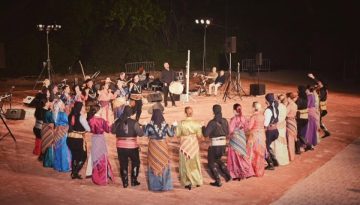 &laquo;&Sigma;&tau;&eta;&nu; &Pi;ό&lambda;&eta; &sigma;&tau;&eta;&nu; &Alpha;&gamma;&iota;ά &Sigma;&omicron;&phi;&iota;ά&hellip;&raquo;: &Rho;ί&gamma;&eta; &sigma;&upsilon;&gamma;&kappa;ί&nu;&eta;&sigma;&eta;&sigmaf; &sigma;&tau;&omicron; &Chi;&alpha;&lambda;ά&nu;&delta;&rho;&iota; &mu;&epsilon; &tau;&eta; &sigma;&upsilon;&mu;&mu;&epsilon;&tau;&omicron;&chi;ή &tau;&eta;&sigmaf; &Epsilon;&upsilon;&xi;&epsilon;ί&nu;&omicron;&upsilon; &Lambda;έ&sigma;&chi;&eta;&sigmaf; &Alpha;&theta;&eta;&nu;ώ&nu;