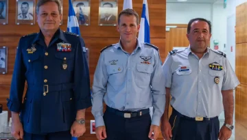 &Sigma;&tau;&rho;&alpha;&tau;&eta;&gamma;&iota;&kappa;ή &sigma;&upsilon;&nu;ά&nu;&tau;&eta;&sigma;&eta; &tau;&omega;&nu; &Alpha;&rho;&chi;&eta;&gamma;ώ&nu; &tau;&omega;&nu; &Pi;&omicron;&lambda;&epsilon;&mu;&iota;&kappa;ώ&nu; &Alpha;&epsilon;&rho;&omicron;&pi;&omicron;&rho;&iota;ώ&nu; &Epsilon;&lambda;&lambda;ά&delta;&alpha;&sigmaf;, &Kappa;ύ&pi;&rho;&omicron;&upsilon; &kappa;&alpha;&iota; &Iota;&sigma;&rho;&alpha;ή&lambda;