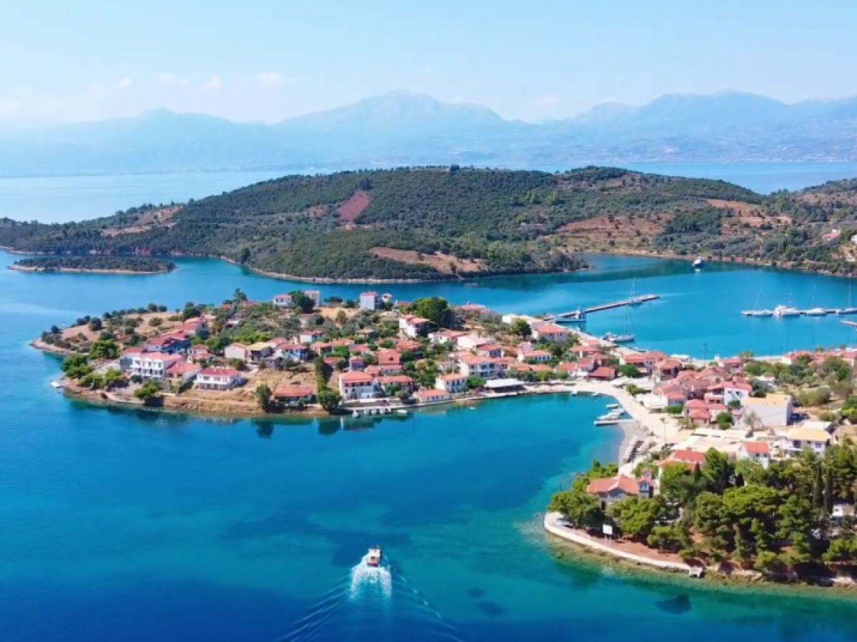 &Tau;&rho;&iota;&zeta;ό&nu;&iota;&alpha;: &Tau;&omicron; &mu;&omicron;&nu;&alpha;&delta;&iota;&kappa;ό &kappa;&alpha;&tau;&omicron;&iota;&kappa;&eta;&mu;έ&nu;&omicron; &nu;&eta;&sigma;ί &tau;&omicron;&upsilon; &Kappa;&omicron;&rho;&iota;&nu;&theta;&iota;&alpha;&kappa;&omicron;ύ