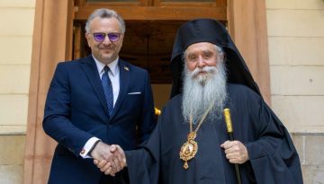 &Sigma;&upsilon;&nu;ά&nu;&tau;&eta;&sigma;&eta; &tau;&omicron;&upsilon; &Alpha;&rho;&chi;&iota;&epsilon;&pi;&iota;&sigma;&kappa;ό&pi;&omicron;&upsilon; &Sigma;&upsilon;&mu;&epsilon;ώ&nu; &mu;&epsilon; &tau;&omicron;&nu; &Mu;&alpha;&sigma;ά&nu;&tau; &Mu;&pi;&omicron;ύ&lambda;&omicron;&sigmaf; &ndash; &Mu;ή&nu;&upsilon;&mu;&alpha; &sigma;&tau;ή&rho;&iota;&xi;&eta;&sigmaf; &Tau;&rho;ά&mu;&pi; &gamma;&iota;&alpha; &tau;&eta; &delta;&iota;&alpha;&tau;ή&rho;&eta;&sigma;&eta; &tau;&omicron;&upsilon; status quo &tau;&eta;&sigmaf; &Mu;&omicron;&nu;ή&sigmaf; &Sigma;&iota;&nu;ά