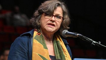 &Kappa;&lambda;&iota;&mu;&alpha;&kappa;ώ&nu;&omicron;&nu;&tau;&alpha;&iota; &omicron;&iota; &alpha;&nu;&tau;&iota;&delta;&rho;ά&sigma;&epsilon;&iota;&sigmaf; &gamma;&iota;&alpha; &tau;&alpha; &alpha;&nu;&theta;&epsilon;&lambda;&lambda;&eta;&nu;&iota;&kappa;ά &kappa;&alpha;&iota; &sigma;&epsilon;&xi;&iota;&sigma;&tau;&iota;&kappa;ά &pi;&alpha;&nu;ό &ndash; &Epsilon;&pi;&iota;&sigma;&tau;&omicron;&lambda;ή &tau;&eta;&sigmaf; &Epsilon;&lambda;&lambda;&eta;&nu;&iota;&kappa;ή&sigmaf; &Kappa;&omicron;&iota;&nu;ό&tau;&eta;&tau;&alpha;&sigmaf; &sigma;&tau;&eta; Football Victoria &kappa;&alpha;&iota; &pi;&alpha;&rho;έ&mu;&beta;&alpha;&sigma;&eta; &tau;&eta;&sigmaf; Ged Kearney