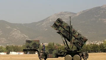 &Beta;&omicron;ύ&lambda;&gamma;&alpha;&rho;&omicron;&iota; &beta;&omicron;&upsilon;&lambda;&epsilon;&upsilon;&tau;έ&sigmaf;: &Phi;έ&rho;&tau;&epsilon; &mu;&alpha;&sigmaf; &epsilon;&lambda;&lambda;&eta;&nu;&iota;&kappa;&omicron;ύ&sigmaf; Patriot &nu;&alpha; &mu;&alpha;&sigmaf; &pi;&rho;&omicron;&sigma;&tau;&alpha;&tau;&epsilon;ύ&sigma;&omicron;&upsilon;&nu;