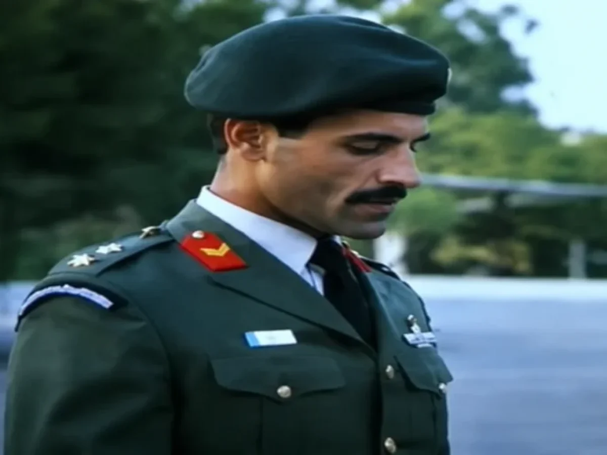 &Epsilon;&phi;&upsilon;&gamma;&epsilon; &alpha;&pi;ό &tau;&eta; &zeta;&omega;ή έ&nu;&alpha;&sigmaf; &sigma;&pi;&omicron;&upsilon;&delta;&alpha;ί&omicron;&sigmaf; &alpha;&xi;&iota;&omega;&mu;&alpha;&tau;&iota;&kappa;ό&sigmaf;, &omicron; &tau;&alpha;&xi;ί&alpha;&rho;&chi;&omicron;&sigmaf; &epsilon;.&alpha;. &Iota;&omicron;&rho;&delta;ά&nu;&eta;&sigmaf; &Tau;&sigma;&iota;&rho;&kappa;&iota;&nu;ί&delta;&eta;&sigmaf;