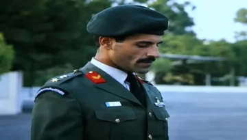 &Epsilon;&phi;&upsilon;&gamma;&epsilon; &alpha;&pi;ό &tau;&eta; &zeta;&omega;ή έ&nu;&alpha;&sigmaf; &sigma;&pi;&omicron;&upsilon;&delta;&alpha;ί&omicron;&sigmaf; &alpha;&xi;&iota;&omega;&mu;&alpha;&tau;&iota;&kappa;ό&sigmaf;, &omicron; &tau;&alpha;&xi;ί&alpha;&rho;&chi;&omicron;&sigmaf; &epsilon;.&alpha;. &Iota;&omicron;&rho;&delta;ά&nu;&eta;&sigmaf; &Tau;&sigma;&iota;&rho;&kappa;&iota;&nu;ί&delta;&eta;&sigmaf;