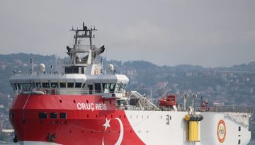 &Tau;&omicron;&upsilon;&rho;&kappa;ί&alpha;: &Tau;&omicron; Oruc Reis &sigma;&tau;&eta;&nu; &alpha;&nu;&alpha;&tau;&omicron;&lambda;&iota;&kappa;ή &Mu;&epsilon;&sigma;ό&gamma;&epsilon;&iota;&omicron; &mu;&epsilon; NAVTEX &gamma;&iota;&alpha; &tau;&eta;&nu; &kappa;&alpha;&tau;&alpha;&sigma;&kappa;&epsilon;&upsilon;ή &alpha;&gamma;&omega;&gamma;&omicron;ύ &alpha;&epsilon;&rho;ί&omicron;&upsilon; &mu;&epsilon; &tau;&alpha; &Kappa;&alpha;&tau;&epsilon;&chi;ό&mu;&epsilon;&nu;&alpha;