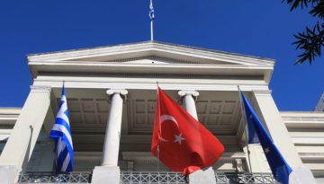 &Eta; &Tau;&omicron;&upsilon;&rho;&kappa;ί&alpha; &pi;&rho;&omicron;&kappa;&alpha;&lambda;&epsilon;ί &xi;&alpha;&nu;ά &mu;&epsilon; &tau;&eta;&nu; &laquo;&tau;&omicron;&upsilon;&rho;&kappa;&iota;&kappa;ή &mu;&epsilon;&iota;&omicron;&nu;ό&tau;&eta;&tau;&alpha;&raquo; &sigma;&tau;&eta; &Theta;&rho;ά&kappa;&eta;: &laquo;&Eta; &Epsilon;&lambda;&lambda;ά&delta;&alpha; &pi;&alpha;&rho;&alpha;&beta;&iota;ά&zeta;&epsilon;&iota; &tau;&eta; &Sigma;&upsilon;&nu;&theta;ή&kappa;&eta; &tau;&eta;&sigmaf; &Lambda;&omega;&zeta;ά&nu;&nu;&eta;&sigmaf;&raquo;
