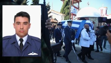 &Tau;&rho;ί&alpha; &chi;&rho;ό&nu;&iota;&alpha; &alpha;&pi;ό &tau;&omicron;&nu; &theta;ά&nu;&alpha;&tau;&omicron; &tau;&omicron;&upsilon; &pi;&iota;&lambda;ό&tau;&omicron;&upsilon; &Pi;&epsilon;&rho;&iota;&kappa;&lambda;ή &Sigma;&tau;&epsilon;&phi;&alpha;&nu;ί&delta;&eta; &ndash; &Mu;&nu;&eta;&mu;ό&sigma;&upsilon;&nu;&omicron; &sigma;&tau;&omicron; &Pi;&alpha;&lambda;&alpha;&iota;ό &Alpha;&gamma;&iota;&omicron;&nu;έ&rho;&iota; &Kappa;&iota;&lambda;&kappa;ί&sigmaf;