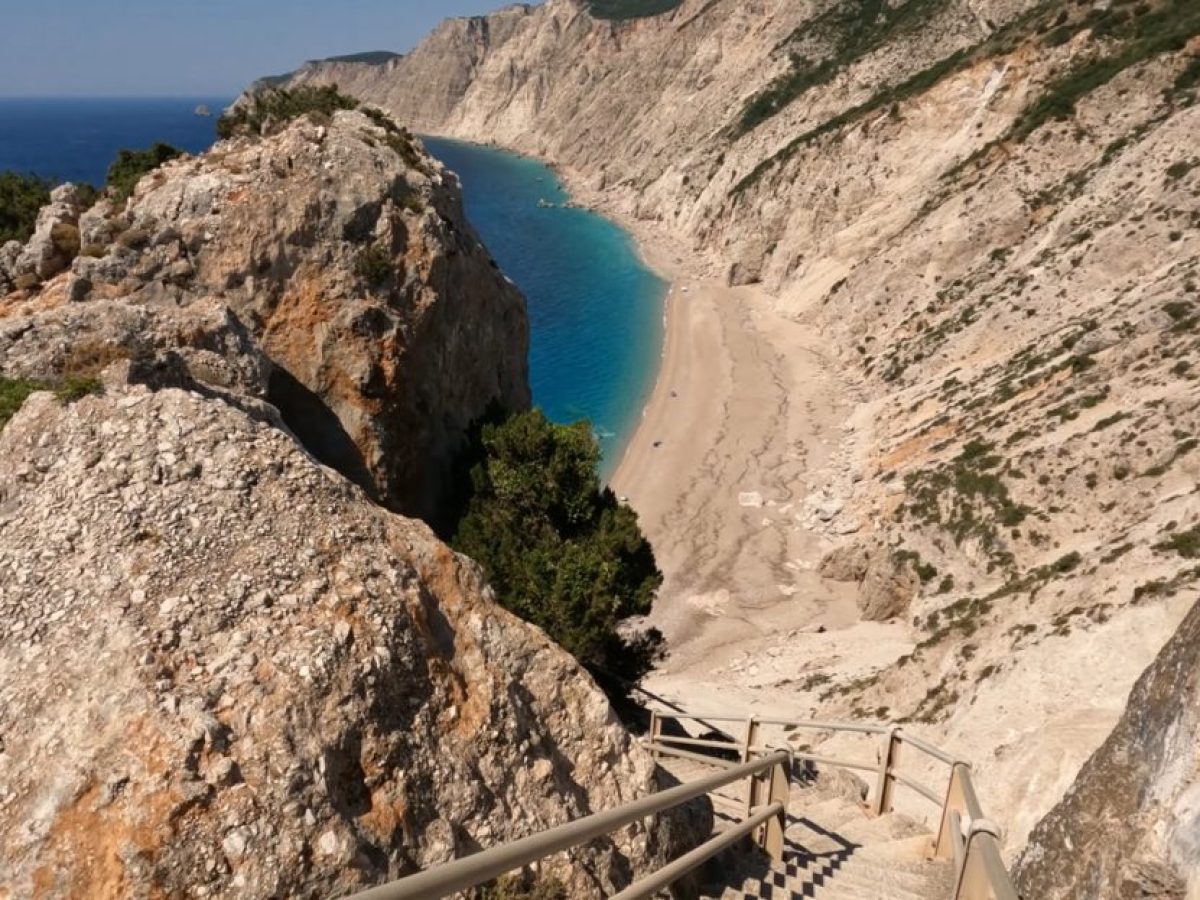 &Pi;&lambda;&alpha;&tau;&iota;ά Ά&mu;&mu;&omicron;&sigmaf;: &Eta; &pi;&alpha;&rho;&alpha;&lambda;ί&alpha; &tau;&eta;&sigmaf; &Kappa;&epsilon;&phi;&alpha;&lambda;&omicron;&nu;&iota;ά&sigmaf; &mu;&epsilon; &tau;&alpha; 400 &sigma;&kappa;&alpha;&lambda;&iota;ά &pi;&omicron;&upsilon; &delta;&epsilon;&nu; &theta;&alpha; &tau;&eta;&nu; &xi;&epsilon;&chi;ά&sigma;&epsilon;&iota;&sigmaf; &pi;&omicron;&tau;έ!