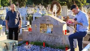 &Sigma;&tau;&omicron;&nu; &Kappa;&epsilon;&chi;&rho;ό&kappa;&alpha;&mu;&pi;&omicron; &eta; &lambda;ύ&rho;&alpha; έ&gamma;&iota;&nu;&epsilon; &mu;&nu;ή&mu;&eta;: &Omicron; &Gamma;&iota;ά&nu;&nu;&eta;&sigmaf; &Tau;&sigma;&alpha;&nu;&alpha;&sigma;ί&delta;&eta;&sigmaf; &tau;ί&mu;&eta;&sigma;&epsilon; &tau;&omicron;&nu; &Pi;ό&lambda;&iota;&omicron; &Pi;&alpha;&pi;&alpha;&gamma;&iota;&alpha;&nu;&nu;ί&delta;&eta;