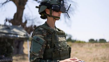 &Pi;ώ&sigmaf; &epsilon;&kappa;&pi;&alpha;&iota;&delta;&epsilon;ύ&epsilon;&iota; &omicron; &Epsilon;&lambda;&lambda;&eta;&nu;&iota;&kappa;ό&sigmaf; &Sigma;&tau;&rho;&alpha;&tau;ό&sigmaf; &tau;&omicron;&upsilon;&sigmaf; &nu;έ&omicron;&upsilon;&sigmaf; &chi;&epsilon;&iota;&rho;&iota;&sigma;&tau;έ&sigmaf; drones &ndash; &Alpha;&pi;ό &tau;&omicron;&nu; &epsilon;&xi;&omicron;&mu;&omicron;&iota;&omega;&tau;ή &sigma;&tau;&omicron; &pi;&epsilon;&delta;ί&omicron; &epsilon;&pi;&iota;&chi;&epsilon;&iota;&rho;ή&sigma;&epsilon;&omega;&nu;