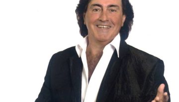 &Sigma;ί&gamma;&eta;&sigma;&epsilon; &eta; &phi;&omega;&nu;ή &tau;&omicron;&upsilon; John Tikis