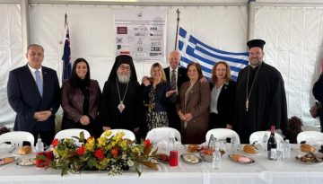 &Sigma;&tau;&omicron; &pi;&alpha;&nu;&eta;&gamma;ύ&rho;&iota; &tau;&eta;&sigmaf; Altona, &eta; &pi;&alpha;&rho;&omicron;&iota;&kappa;ί&alpha; &alpha;&nu;&alpha;&rho;&omega;&tau;&iota;έ&tau;&alpha;&iota;: &laquo;&Pi;&omicron;&iota;&omicron;&sigmaf; &mu;&alpha;&sigmaf; &alpha;&kappa;&omicron;ύ&epsilon;&iota; &pi;&iota;&alpha;;&raquo;