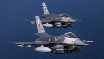 &Tau;&rho;ί&alpha; &tau;&omicron;&upsilon;&rho;&kappa;&iota;&kappa;ά UAV &kappa;&alpha;&tau;έ&gamma;&rho;&alpha;&psi;&alpha;&nu; έ&xi;&iota; &pi;&alpha;&rho;&alpha;&beta;ά&sigma;&epsilon;&iota;&sigmaf; &kappa;&alpha;&iota; &delta;ύ&omicron; &pi;&alpha;&rho;&alpha;&beta;&iota;ά&sigma;&epsilon;&iota;&sigmaf; &sigma;&tau;&omicron; &Alpha;&iota;&gamma;&alpha;ί&omicron;