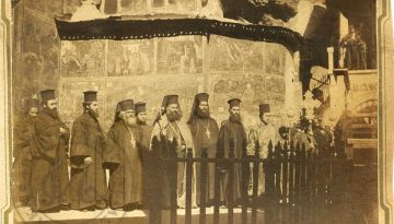 &laquo;&Alpha;&upsilon;&gamma;&omicron;ύ&sigma;&tau;&rsquo; &tau;&eta; &Pi;&alpha;&nu;&alpha;ΐ&alpha;&sigmaf;&raquo;, έ&nu;&alpha; &pi;&alpha;&nu;&eta;&gamma;ύ&rho;&iota; &mu;&epsilon; &pi;&alpha;&lambda;&iota;ά &sigma;&upsilon;&nu;&tau;&alpha;&gamma;ή &alpha;&pi;ό &tau;&omicron;&nu; &Gamma;&iota;ά&nu;&nu;&eta; &Tau;&epsilon;&rho;&zeta;ί&delta;&eta;