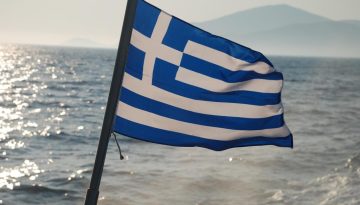 EL &ndash; &Eta; &Epsilon;&lambda;&lambda;&eta;&nu;&omicron;ϊ&tau;&alpha;&lambda;ί&delta;&alpha; &mu;&epsilon; &rho;ί&zeta;&epsilon;&sigmaf; &alpha;&pi;ό &Kappa;&alpha;&lambda;&alpha;&beta;&rho;ί&alpha; &pi;&omicron;&upsilon; &tau;&rho;&alpha;&gamma;&omicron;&upsilon;&delta;ά Grico &kappa;&alpha;&iota; &sigma;&upsilon;&gamma;&kappa;&iota;&nu;&epsilon;ί &tau;&omicron;&upsilon;&sigmaf; Έ&lambda;&lambda;&eta;&nu;&epsilon;&sigmaf; &ndash; &Beta;&Iota;&Nu;&Tau;&Epsilon;&Omicron;