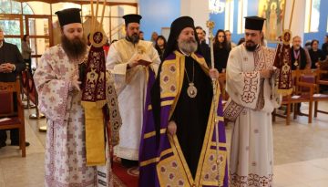 &Alpha;&upsilon;&sigma;&tau;&rho;&alpha;&lambda;ί&alpha;&sigmaf; &Mu;&alpha;&kappa;ά&rho;&iota;&omicron;&sigmaf;: &laquo;&Eta; έ&nu;&omega;&sigma;ή &mu;&alpha;&sigmaf; &mu;&epsilon; &tau;&omicron;&nu; &Theta;&epsilon;ό &sigma;&upsilon;&nu;&tau;&epsilon;&lambda;&epsilon;ί&tau;&alpha;&iota; &sigma;&tau;&eta;&nu; &Alpha;&gamma;ί&alpha; &Tau;&rho;ά&pi;&epsilon;&zeta;&alpha;&raquo;