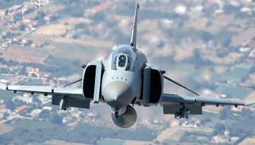 &Alpha;&pi;ώ&lambda;&epsilon;&iota;&alpha; &delta;ύ&omicron; &iota;&pi;&tau;&alpha;&mu;έ&nu;&omega;&nu; &tau;&eta;&sigmaf; 338 &Mu;&omicron;ί&rho;&alpha;&sigmaf; &sigma;&epsilon; &sigma;&upsilon;&nu;&tau;&rho;&iota;&beta;ή F-4E Phantom II &ndash; &Delta;&omicron;ύ&rho;&epsilon;&iota;&omicron;&sigmaf; Ί&pi;&pi;&omicron;&sigmaf;