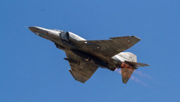 &Tau;&rho;&alpha;&gamma;&omega;&delta;ί&alpha; &sigma;&tau;&eta;&nu; &Tau;&alpha;&nu;ά&gamma;&rho;&alpha;: &Nu;&epsilon;&kappa;&rho;&omicron;ί &alpha;&nu;&alpha;&sigma;ύ&rho;&theta;&eta;&kappa;&alpha;&nu; &omicron;&iota; &pi;&iota;&lambda;ό&tau;&omicron;&iota; &tau;&omicron;&upsilon; Phantom F-4