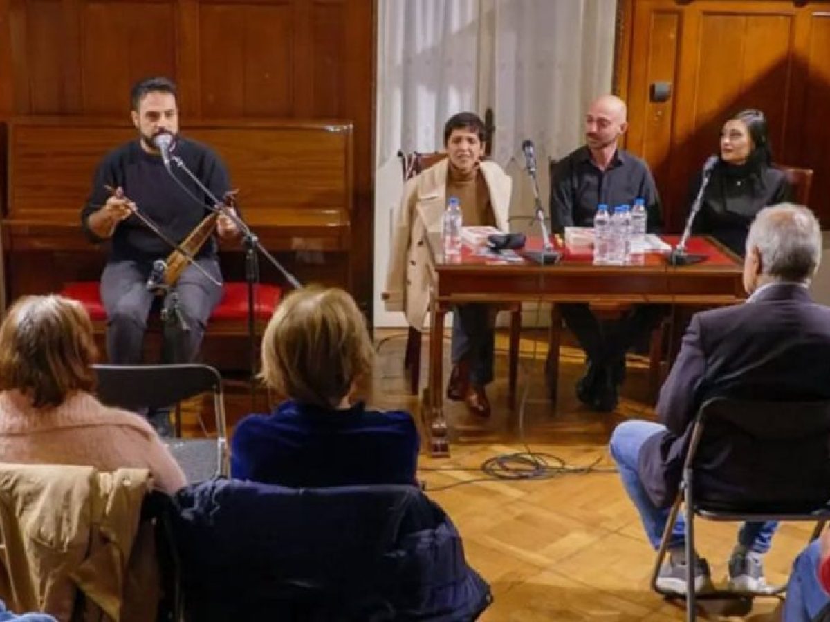 &Sigma;&omicron;&phi;ί&alpha; &Alpha;&lambda;&epsilon;&xi;&alpha;&nu;&iota;ά&nu;: Έ&nu;&alpha; &pi;&alpha;&iota;&delta;ί &sigma;&tau;&omicron;&nu; &pi;ό&lambda;&epsilon;&mu;&omicron; &tau;&eta;&sigmaf; &Alpha;&mu;&pi;&chi;&alpha;&zeta;ί&alpha;&sigmaf;, &mu;&iota;&alpha; &mu;&alpha;&rho;&tau;&upsilon;&rho;ί&alpha; &gamma;&iota;&alpha; &tau;&omicron;&nu; &xi;&epsilon;&rho;&iota;&zeta;&omega;&mu;ό